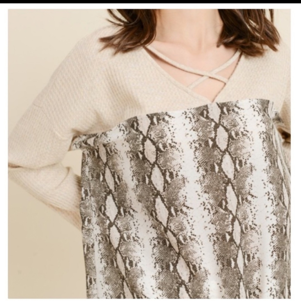 ✨SNAKE PRINT CONTRAST TOP W/V-NECKLINE-NEW - Picture 9 of 11